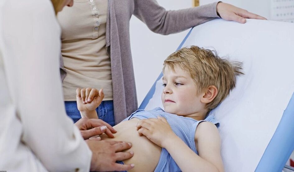 identification des parasites par un médecin chez un enfant